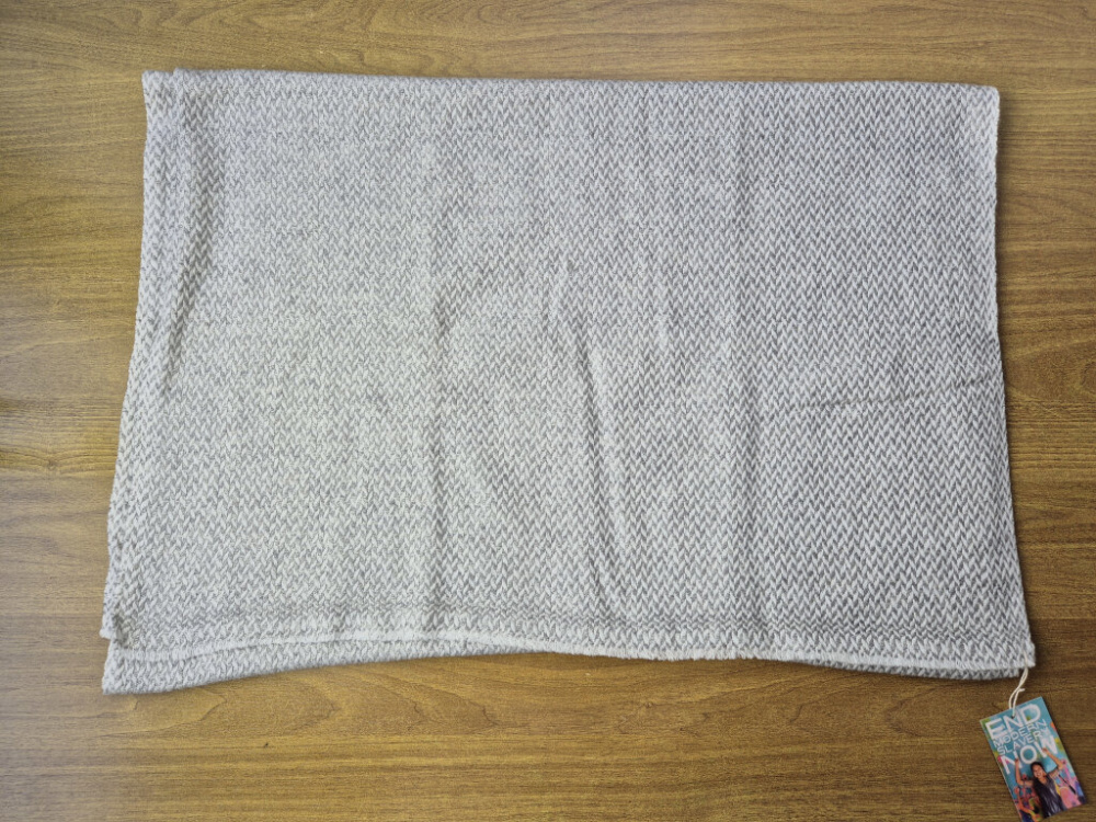 Kaschmir-Schal Silbergrau – feines Rauten-Webmuster von LWH Nepal